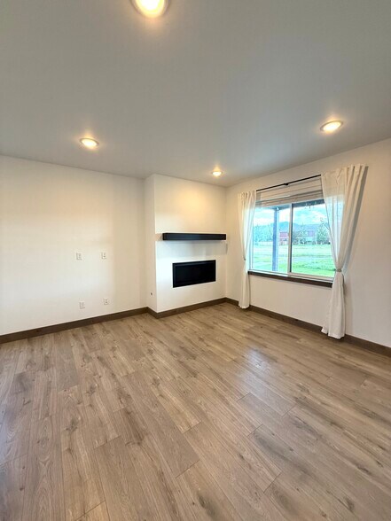 Building Photo - 986 Cassandra Ln