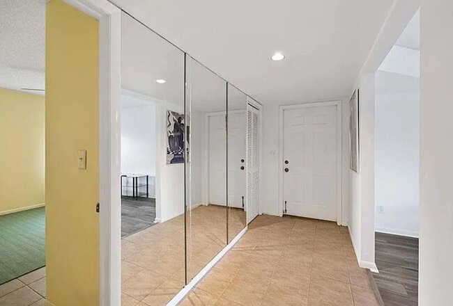 Building Photo - 209 Bobolink Way