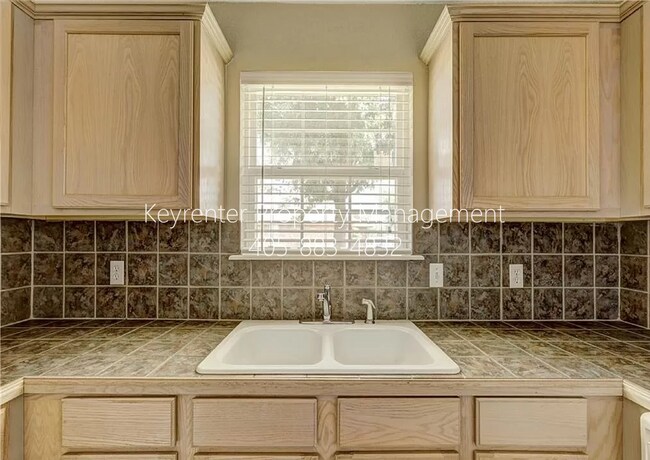 Building Photo - Gorgeous 3 bedroom 2 Bath and 2 Car Home in the Heart of Yukon