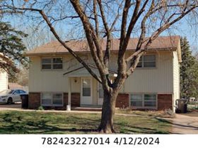 Building Photo - 2000-2138 E Caulder Ave