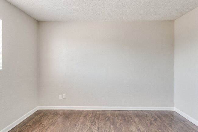 Building Photo - Best Value 2BR in Moore - $99 Move in Special!