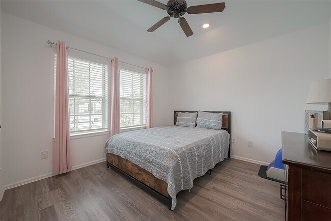 Building Photo - 506 Pecan Landing Ln