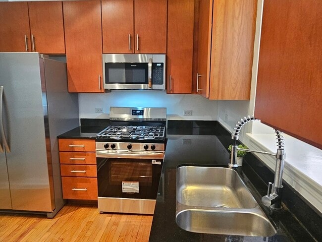 Building Photo - 1234 W Argyle St