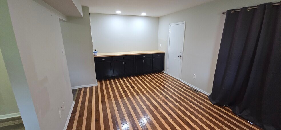 Building Photo - 70 Colonial Dr