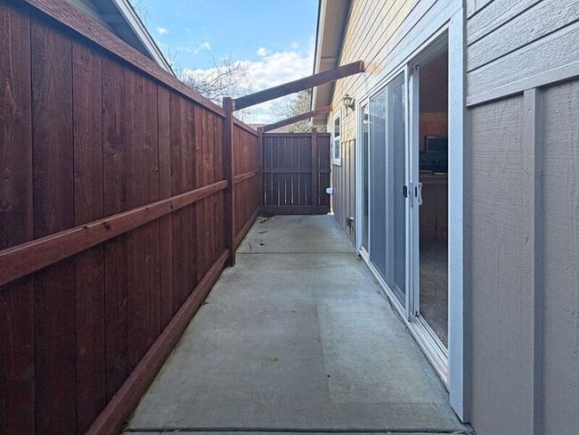 Building Photo - 573 Hanover St