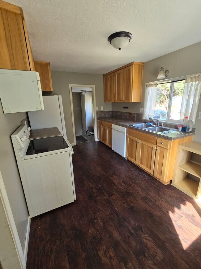 Building Photo - Great Single Level Home in Oakridge!