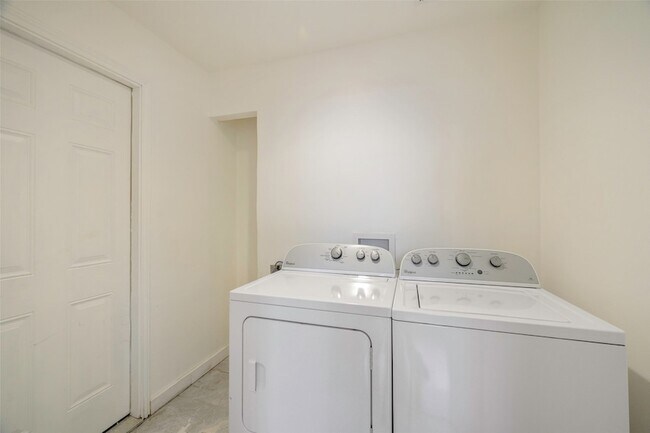 Building Photo - 2412 Ables Dr
