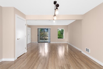 Building Photo - 10024 NE 120th St