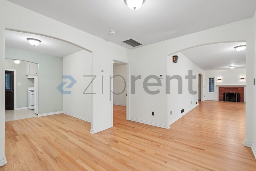 Building Photo - Unit