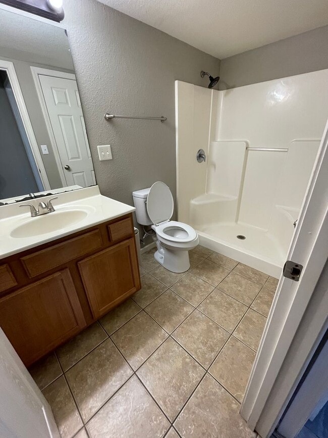 Building Photo - 4 bed/ 2 bath townhouse
