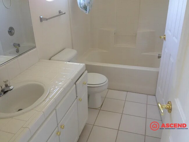 Building Photo - Beautiful 4 bedroom Two-Story Home!