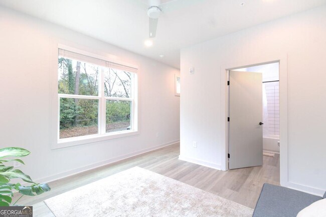 Building Photo - 240 Martha Dr