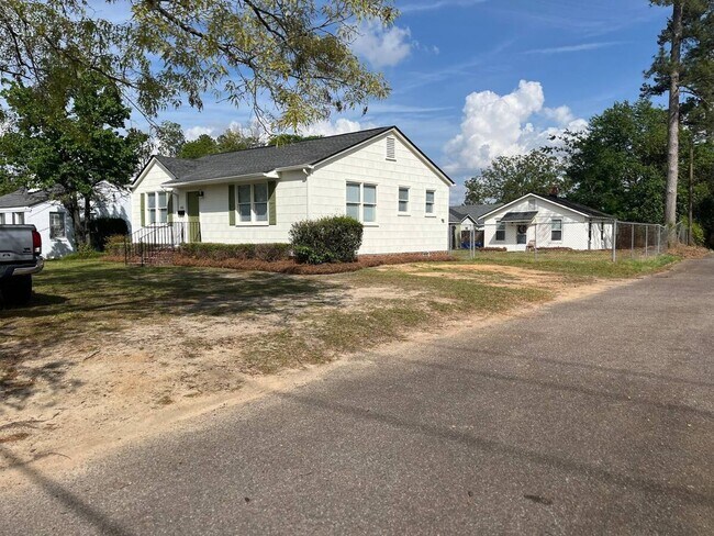 Building Photo - Elegant Downtown Augusta Cottage – Fully F...