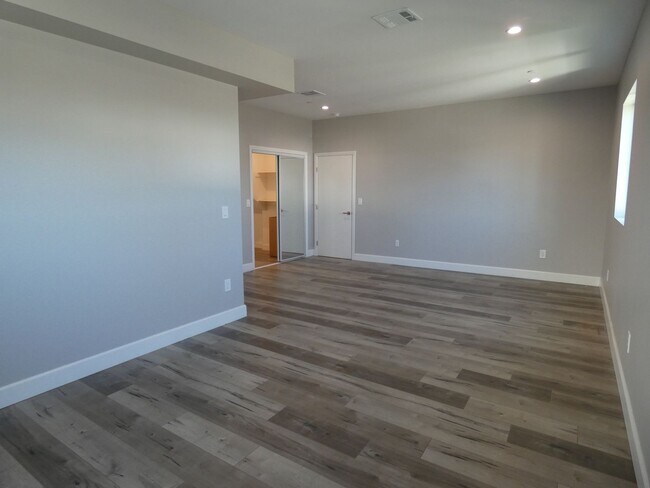 Building Photo - 1626 S La Brea Ave