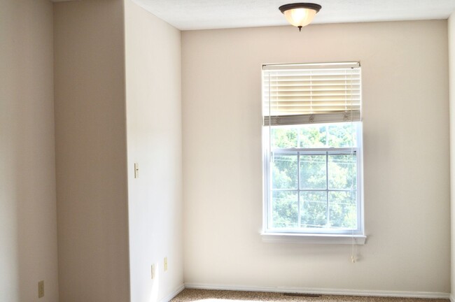 Building Photo - Spacious 3 Bedroom Condo!