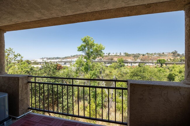 Building Photo - Top Floor Furnished 2 Bedroom Home Near SD...