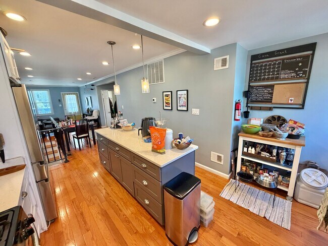 Building Photo - Beautiful Benning 3 Bedroom Renovated Bungalow Home with Yard, Parking, W/D.