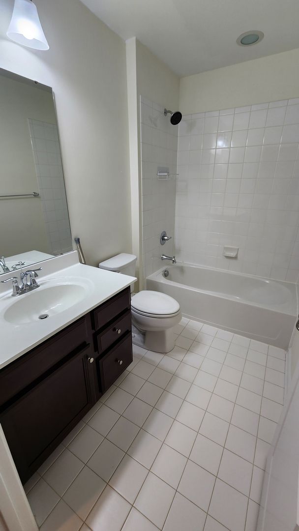 Building Photo - Spacious, Large, Luxury 3 Bedroom Townhous...