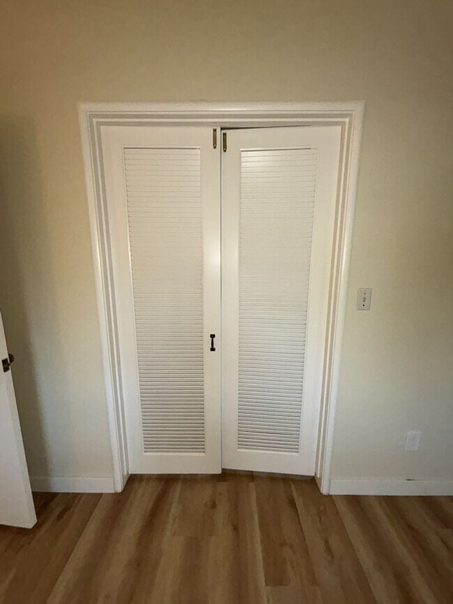 Building Photo - 3/1 in East Davis, New windows, new floors, new paint!