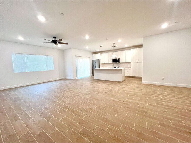 Building Photo - Beautiful 3-Bed, 2-Bath Lennar Home in Daf...
