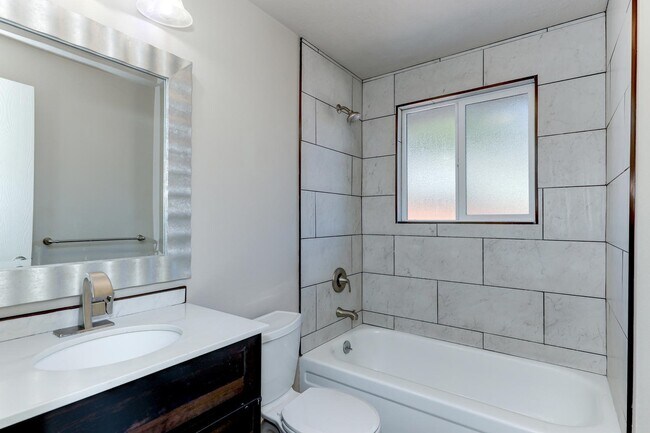 Building Photo - Beautifully Renovated 2 Bed, 1 Bath Townhouse – Available July 1st!