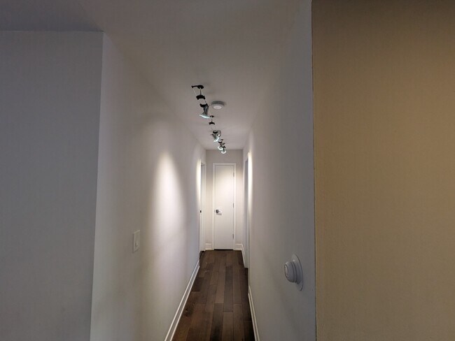 Building Photo - Newly Renovated 1-Bedroom Condo in the Hea...