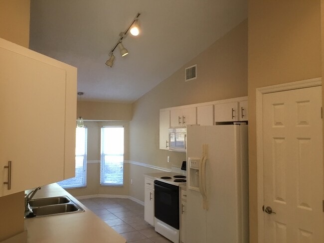 Building Photo - 7881 Manor Dr