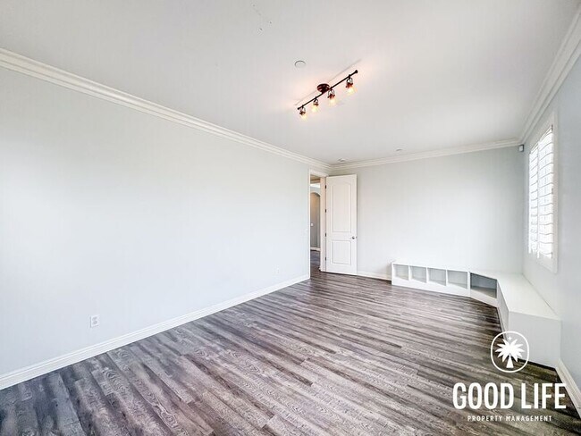 Building Photo - 3896 Lake Cir Dr