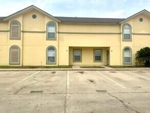 Building Photo - 1000 Ranchway Dr