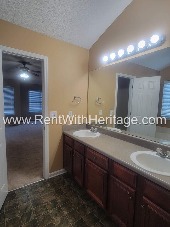 Building Photo - WOW!!! GORGEOUS HOME IN POPULAR CREEKSIDE SUBDIVSION / SWIM / TENNIS / UPGRADES GALLORE