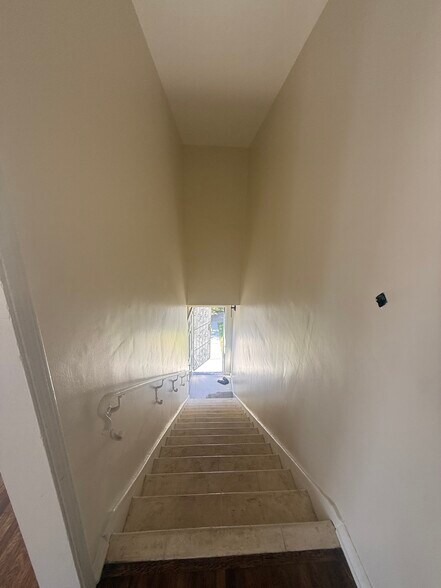 Entryway - 1332 S Cloverdale Ave