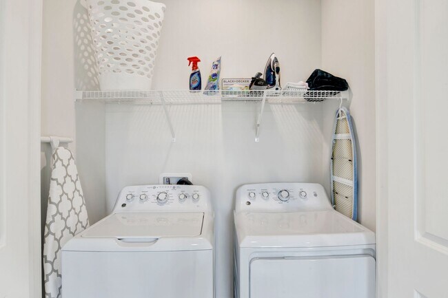 Building Photo - 3 bed East Hill Townhome