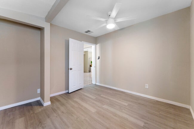 Building Photo - 2614 W Greenway Rd