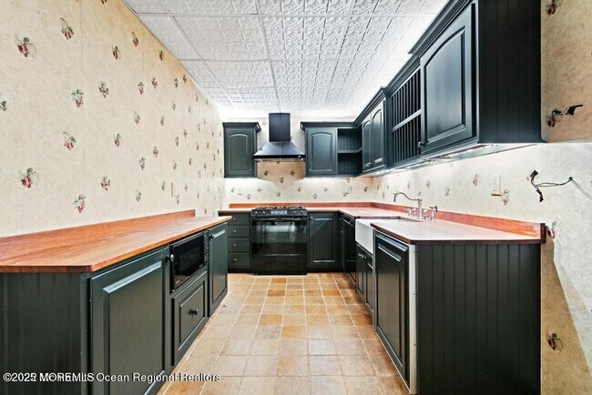 Building Photo - 18 Sheraton Ln