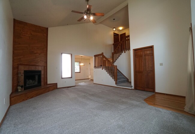 Building Photo - 1155 Popes Valley Dr