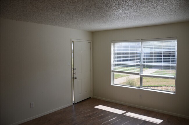 Building Photo - 448 N Joekel Ave