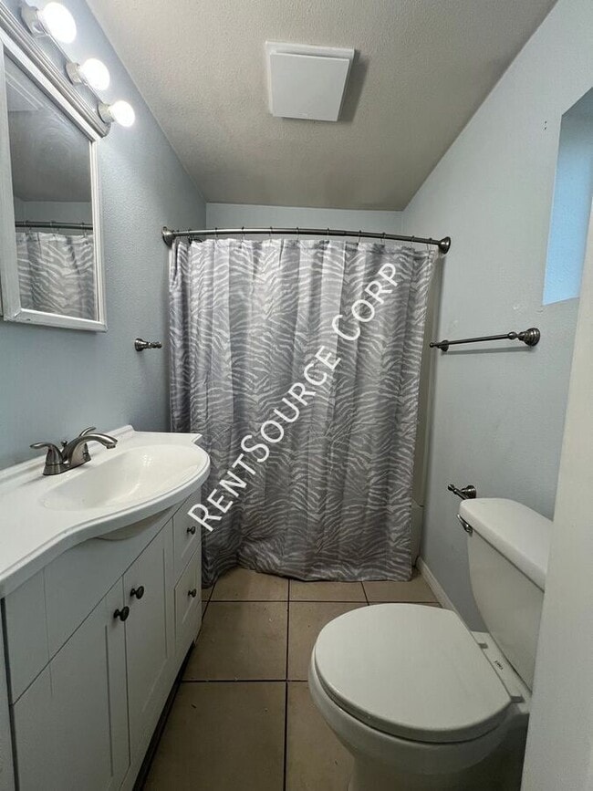 Building Photo - 1040-1042 Flora St