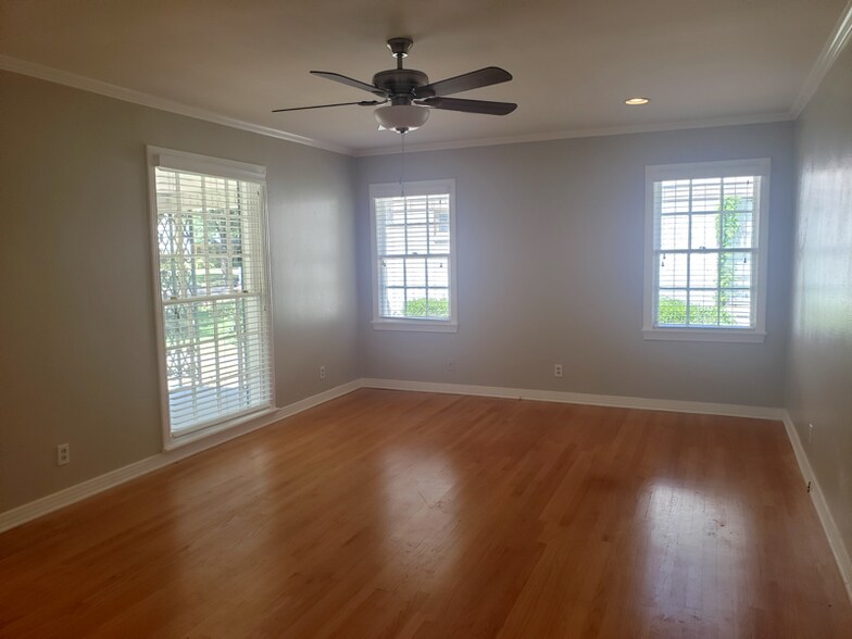 Building Photo - 2410 Clarinda Ave