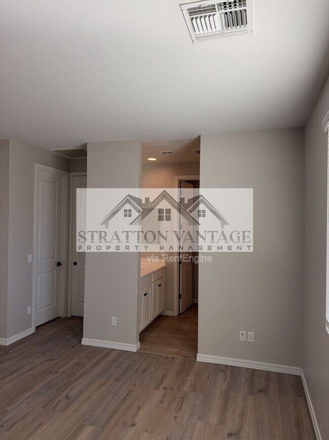 Building Photo - 36005 W San Clemente Ave