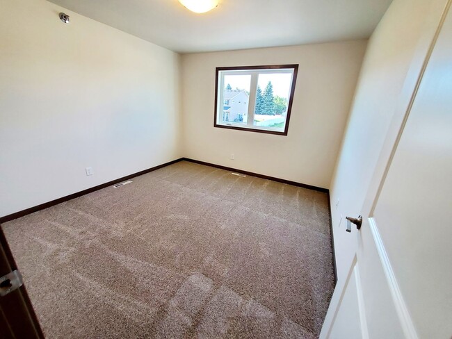 Building Photo - 3 Bed 2.5 Bath Townhome!