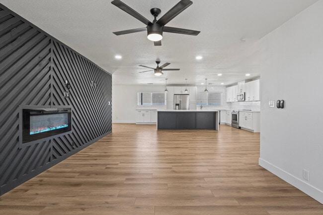 Building Photo - 2166 E Greenway Dr