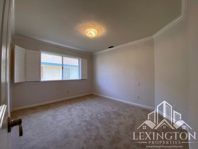 Building Photo - 6118 Cameo Dr