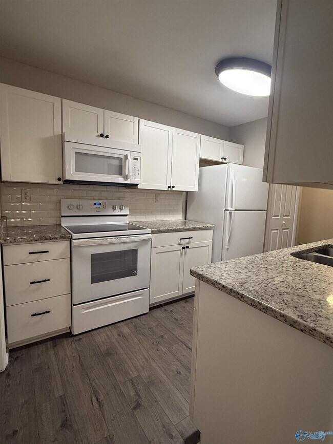 Building Photo - 4988 7 Pine Cir