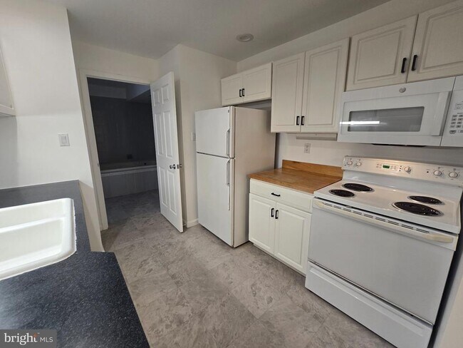 Building Photo - 306 Cherrington Dr