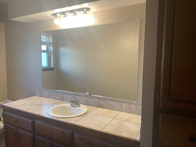 Building Photo - 223-225 Skylark Ct