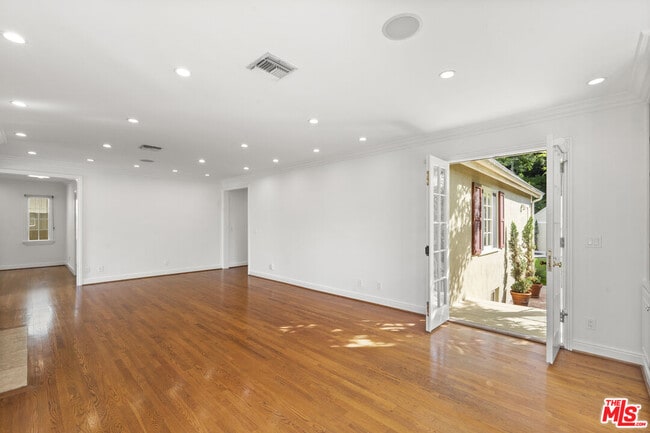 Building Photo - 1240 N Doheny Dr