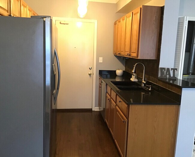 Building Photo - 4423 N Lawndale Ave