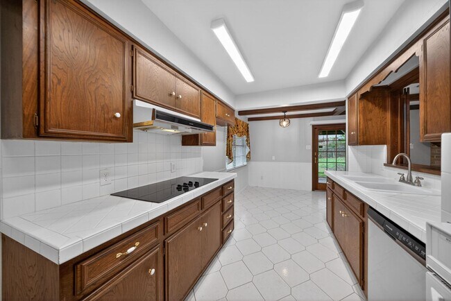 Building Photo - Beautifully refreshed 3-bedroom, 2-bath ranch-style home, located in the sought-after Colonies No...