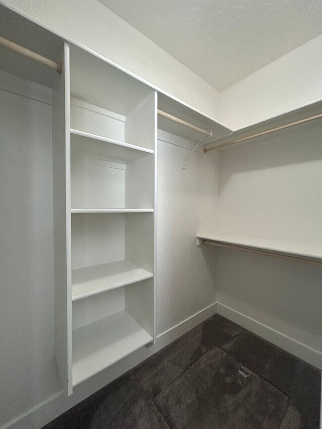 Building Photo - Luxury 3 Bedroom, 2 Bath Home with Granite Kitchen & Fenced Yard