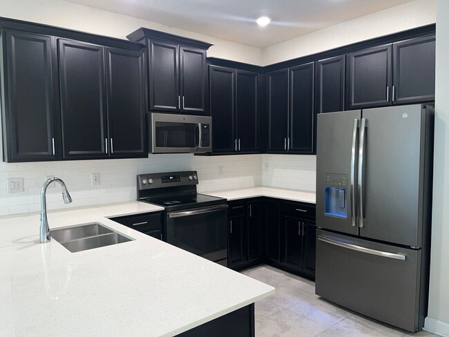 Building Photo - 3 bed 2.5 bath townhouse